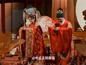 这个司仪不光新郎新娘喜欢。父母也喜欢