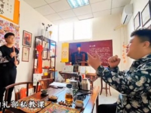 把本地文化融入到婚礼中，既能体现出婚礼司仪的文化水准，也会和观众产生共鸣