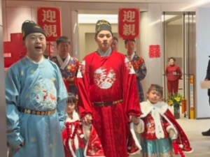 明制汉婚·亲迎礼。新郎一声令下，迎亲使团出发～这是中国人婚礼上才有的仪式感。