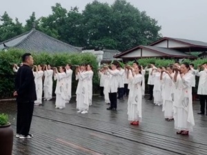岳鹏老师带领大家在灵隐这片领土诵读经典，早课开始啦！